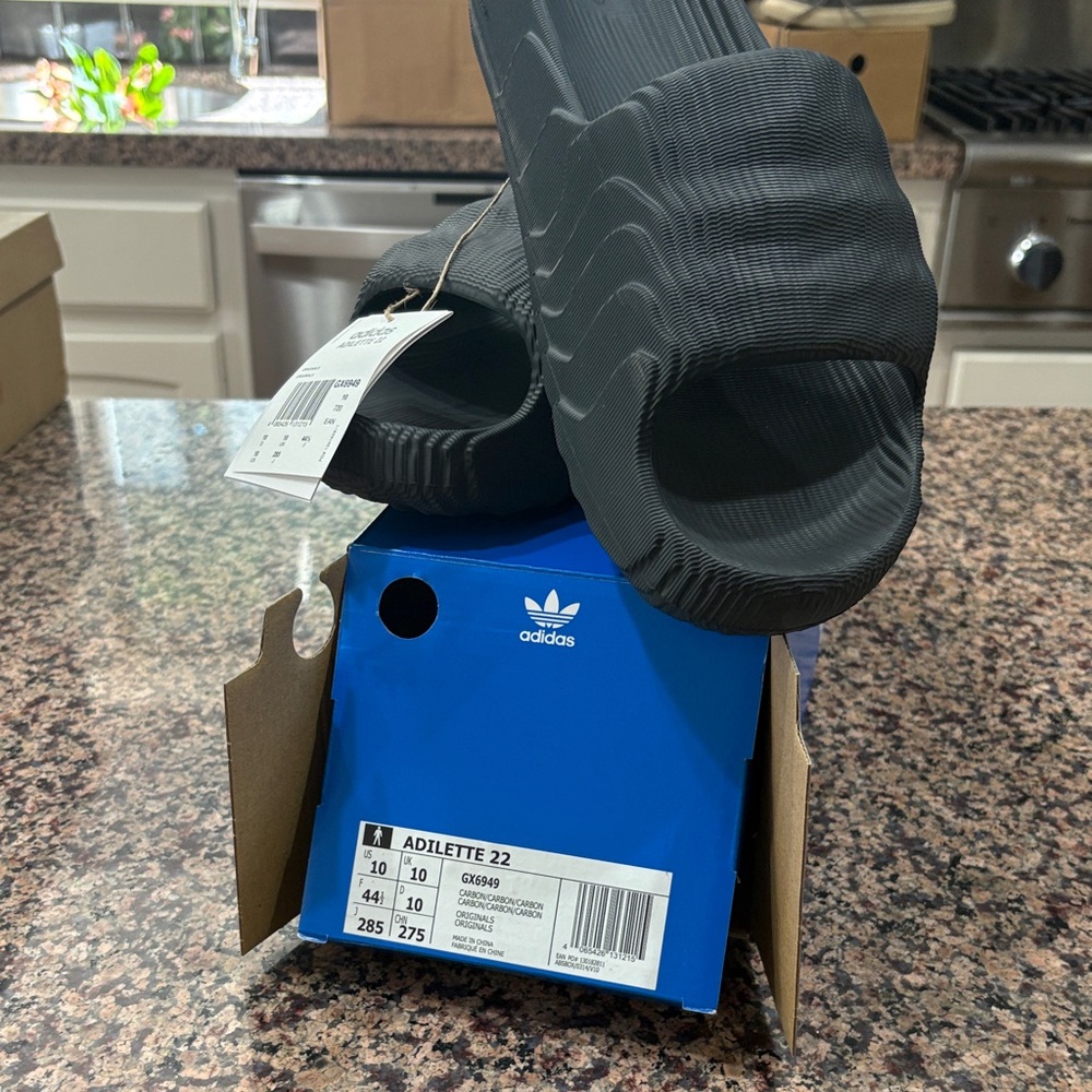 Adidas Adilette 22 Originals in Carbon